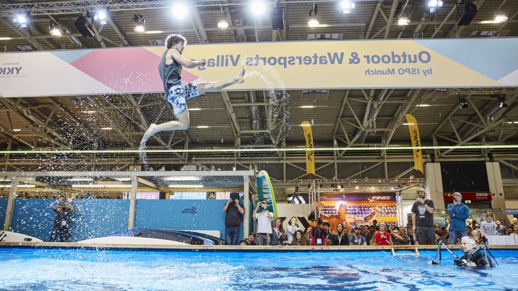 Blaue Oase im Outdoor-Bereich: Das Watersport Village mit einem eigens errichteten Pool für SUP, Kajaking, Paddeln oder wie hier Slacklinen.