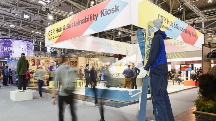 In Halle A4 steht der CSR Hub & Sustainability Kiosk, der neben einer klassischen Ausstellungsfläche der Vereinigungen „Brands for Good“ und „Greenroom Voice“ mit ihren nachhaltigen Brands auch weitere Informations- und Austauschmöglichkeiten bietet.