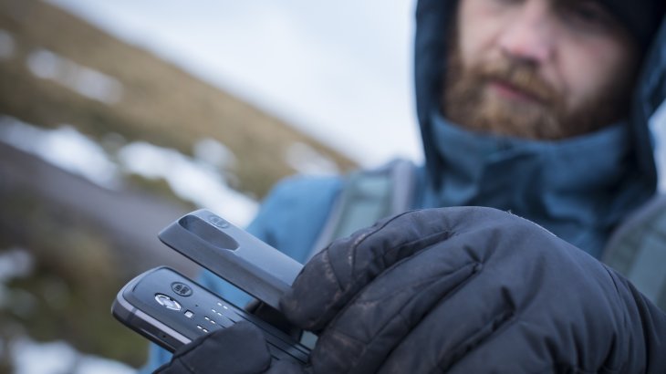 Der Akkupack lässt sich einfach dranklippen. Das Outdoor-Handy funktioniert damit auch unter vollem Einsatz mehrere Tage 