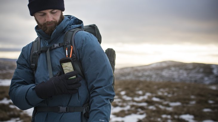 Mit einem Karabiner lässt sich das Outdoor-Smartphone bspw. am Rucksack befestigen. GPS-Tracks lassen sich so jederzeit ablesen