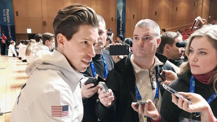 Shaun White ist die lebende Snowboard-Legende aus den USA. Beim Outfit für die amerikanischen Snowboarder haben sich die Designer bei Ausrüster Burton von den Anzügen der amerikanischen Astronauten inspirieren lassen.