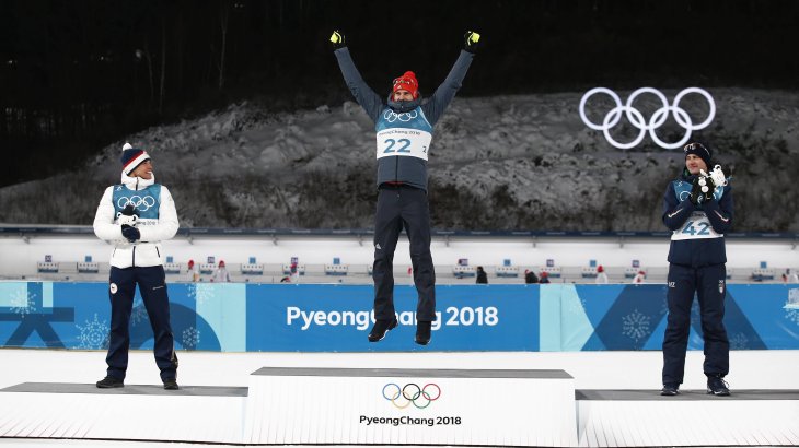 Absolute Überraschung im Biathlon-spirnt der Herren. Arnd Peiffer aus Niedersachsen springt auf das oberste „Stockerl". Michal Krcmar aus Tschechien wird Zweiter und der Italiener Dominik Windisch Dritter. 