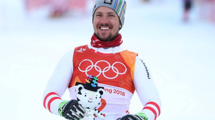 Der Österreicher Marcel Hirscher freut sich über seine allererste olympische Goldmedaille in der Super-Kombination. Soohorang feiert mit