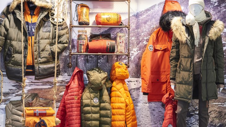 Neben den Trends bei der Hartware zeigt Snowsports auch Neuheiten bei Bekleidung und Accessories. Jeweils eine Halle widmet sich dem unverzichtbaren Zubehör für den Wintersport und zeigt die Farb- und Designtrends bei Winterjacken, Funktionskleidung, Ski- und Snowboardhosen, Handschuhen, Mützen, Trinkflaschen und vieles mehr.