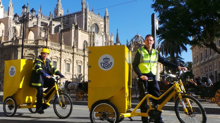 E-Bikes werden immer variabler. So ist das Technologieunternehmen Continental eine Kooperation mit der spanischen Post eingegangen: Diese kann Sendungen nun mit Lastenrädern von Hersteller Bikelecing nachhaltiger und komfortabler liefern.