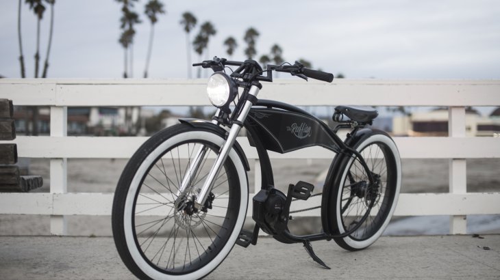 Das Ruff Cycles Ruffian Black verbindet Mobilität mit edlem Design. Nicht nur Harley-Davidson-Freunde dürften bei diesem geschwungenen Retro-Look auf ihre Kosten kommen.