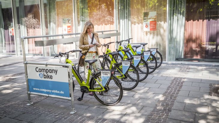 Shared Economy ist auch auf dem E-Bike-Markt angekommen. „Das ist ein echter Trend, schließlich wird das Umweltbewusstsein bei vielen Menschen immer größer. Inzwischen nutzen nicht nur Tourismus-Regionen die Mietangebote, sondern zunehmend auch Universitäten oder Firmen“, so Franziska Berger von Movelo. Auch als Fortbewegungsmittel innerhalb großer Firmengelände ist das kraft- und umweltschonende E-Bike Gold wert.