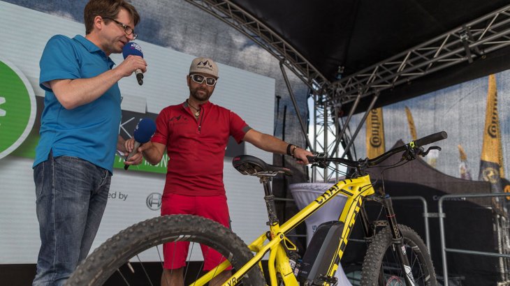 Stefan Schlie (r.) war einst professioneller Trial-Fahrer, schwört inzwischen allerdings auf E-Bikes. Gerade für längere Offroad-Trips ist er großer Fan eines weiteren Trends: Zusatz-Akkus als Range Extender.