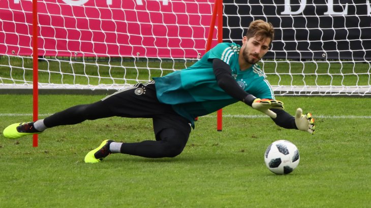 Auch wenn Torhüter Kevin Trapp vor allem für das Fangen von Bällen zuständig ist, braucht er natürlich einen sicheren Halt. Er findet ihn wie Angreifer Thomas Müller in Adidas X18.1 (219,95 Euro).