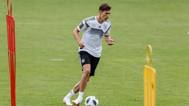 Leon Goretzka schleicht sich mit seinen Nike Mercurial Superfly VI über den Platz im Trainingslager in Südtirol (270 Euro).