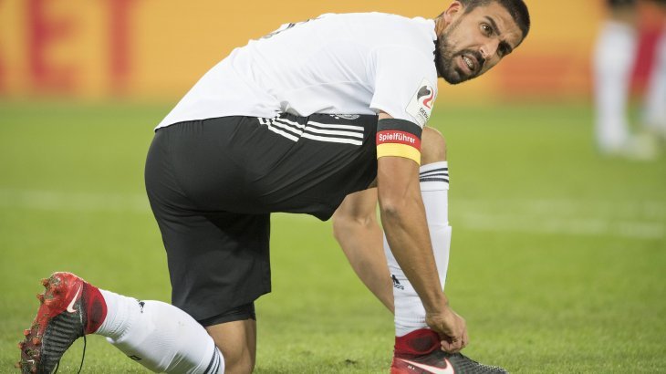 Sami Khedira runs like goalkeeper Bernd Leno in Nike Magista Obra II (270 Euro).