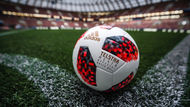 Seit 1970 liefert das Unternehmen Adidas den offiziellen WM-Spielball, seit der WM 1998 wird es auch als „ständiger Partner“ geführt. Für die K.o.-Runde haben sich die Herzogenauracher in Russland etwas Besonderes einfallen lassen: Ab dem Achtelfinale spielen die Teams mit dem rot-weißen Ball Telstar Mechta.