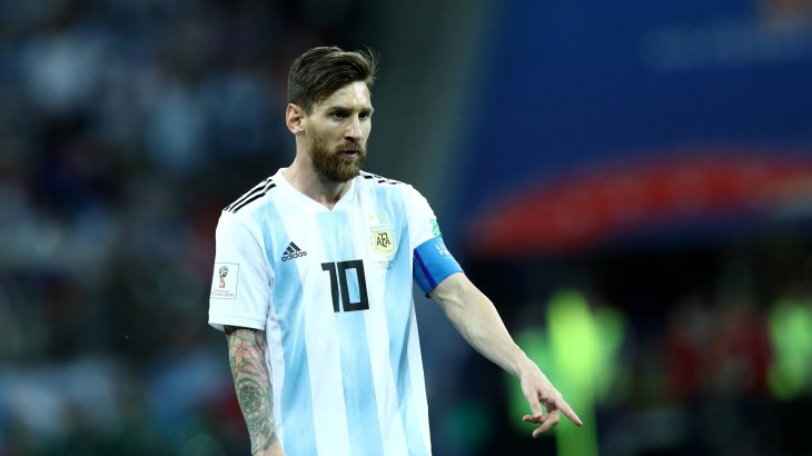 Lionel Messi ist die Nummer zwei im Fußball – mit Ausnahme von Twitter. Denn da hat der Argentinier keinen Account. Fast 93 Millionen Menschen folgen Messi auf Instagram, fast 90 Millionen sind es auf Facebook. Zahlen, die natürlich auch seinen Sponsoren wie Adidas gefallen und dem Konto von Messi gut tun. Es sind aber auch die privaten Fotos von seiner Familie, die Lionel Messi zum zweitwichtigsten Social-Media-Star nach Cristiano Ronaldo machen.