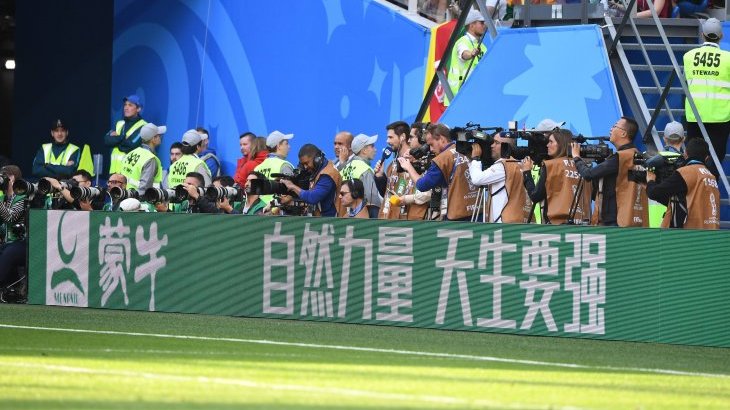 Mengniu ist als neuer Sponsor der Fifa bei der WM 2018 dabei. Die Mengniu Group zählt zu den führenden Unternehmen im Bereich Molkereiprodukte in Großchina (China, Hong Kong, Macau und Taiwan). Bei der WM in Russland darf Mengniu exklusiv Joghurt-Drinks und Eis verkaufen.