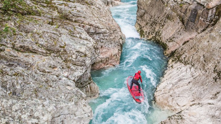 Experten wie Dan Gavere nutzen Wildwasser-Boards. Die sind nichts mehr für Anfänger und müssen aufgrund der Begebenheiten in oft unruhigen Gewässern müssen sehr stabil, robust und mit speziellen Features ausgestattet sein: Vom Shape her ähneln die Bretter einem Allrounder, sind aber zudem mit einem extra breiten Heck für Stabilität im Surf-Stance versehen. Die eher kleinen Finnen sind meistens zur Boardmitte versetzt.