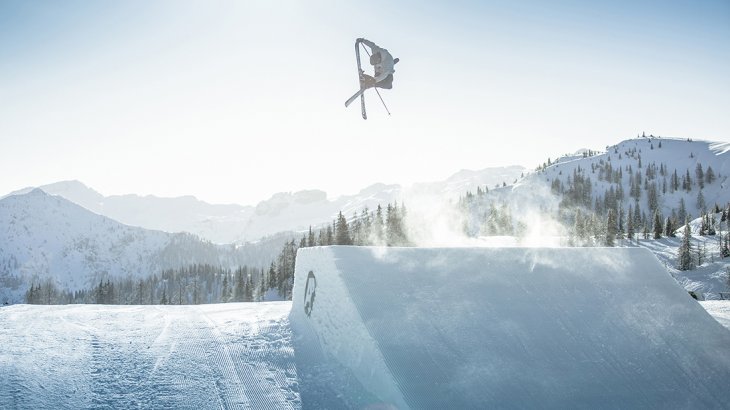 Der Snowpark im Skigebiet Flachauwinkl im Salzburger Land punktet nicht nur mit einer unglaublichen Vielfalt an Obstacles und Kickern, sondern vor allem mit seiner Größe: Der Funpark erstreckt sich auf gut 1,5 km Länge.