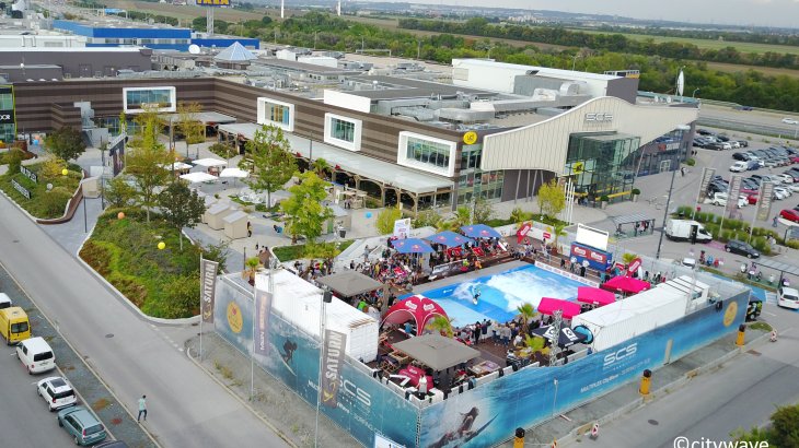 Mit der Multiplex Citywave kommt Surffeeling nach Wien. In der Shopping City Süd ist die Citywave das Highlight des Freizeitangebots auf den Mulitplex-Terrassen und ist von Mitte Mai bis September der Hotspot für alle Surfer und Surfbegeisterten. Early Morning Surf, Afterwork Hangout oder Kids Camps sorgen für Surfspaß für Jedermann.