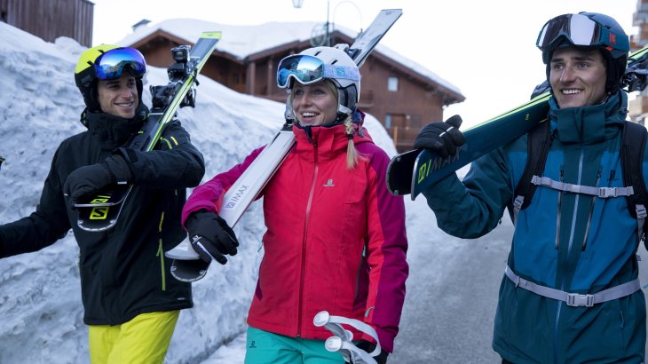 Neben Ski und Boots gehören auch Skibrillen und Outdoor-Bekleidung zur neuen „Sons of a Blast“-Kollektion von Salomon.