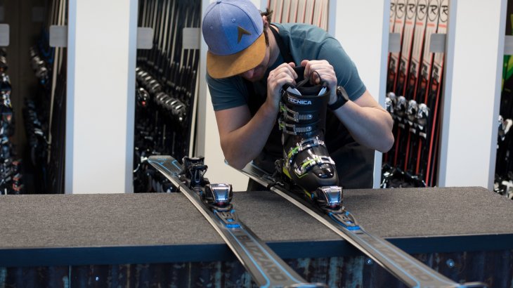 Cumbersome and time-consuming: Binding adjustment with a ski boot.