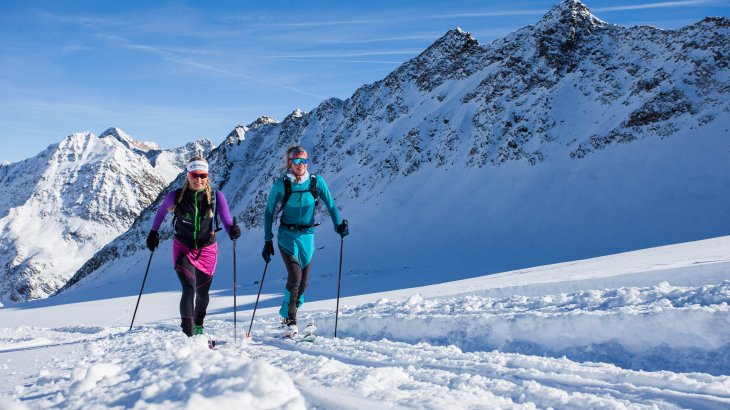 Skitouren sind im Trend. Die Zahl der Tourengeher, die sich im freien Gelände bewegen, wächst seit rund zehn Jahren stetig. Kein Wunder, dass sich Tourismusverbände, Skiliftbetreiber und Wintersportfirmen zum Ziel gesetzt haben, Anfänger mit Skitourenlehrpfaden unter die Arme zu greifen.