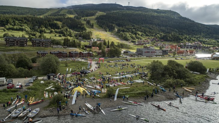 So sieht es in dem schwedischen Ort an einem Renntag aus. Boote bevölkern das Ufer.