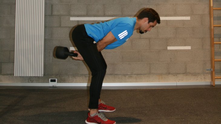 Wenn die Kugel zwischen die Beine zurück schwingt die Hüfte zügig beugen und den Schwung der Kugel abfangen. Die Kettlebell erneut beschleunigen oder zum Abschluss auspendeln lassen.