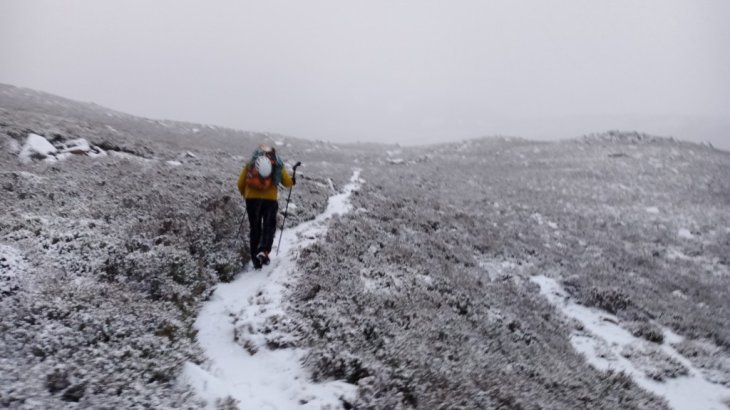 Calum: „Wir laufen in einen „Cairngorm“-Schneesturm. Sehr starker Wind und Schneetreiben, aber die Jacke hielt mich trocken, ohne dass mir zu heiß wurde.“ 