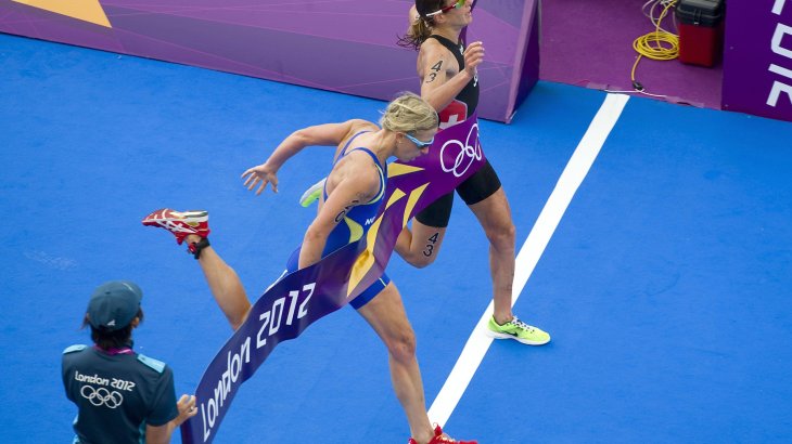 Knapper geht es kaum: Im Triathlon der Frauen bei den Olympischen Spielen 2012 in London gewinnt die Schweizerin Nicola Spirig (oben) am Ende dank des Zielfotos Gold vor der Schewedin Lisa Norden.