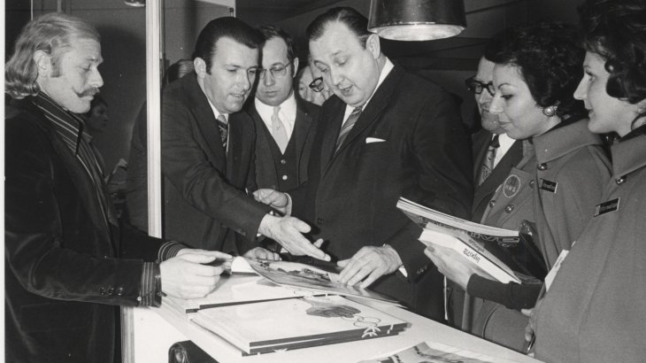 Innenminister Genscher mit Werner Marzin an einem Messestand.