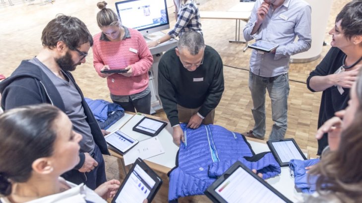 Die Apparel-Jury bewertet eine Jacke.