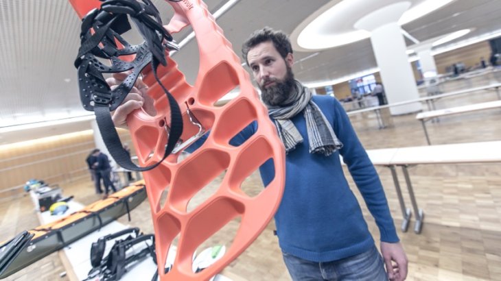 Benjamin Marias testet einen für den ISPO AWARD 2016 eingereichten Schneeschuh.