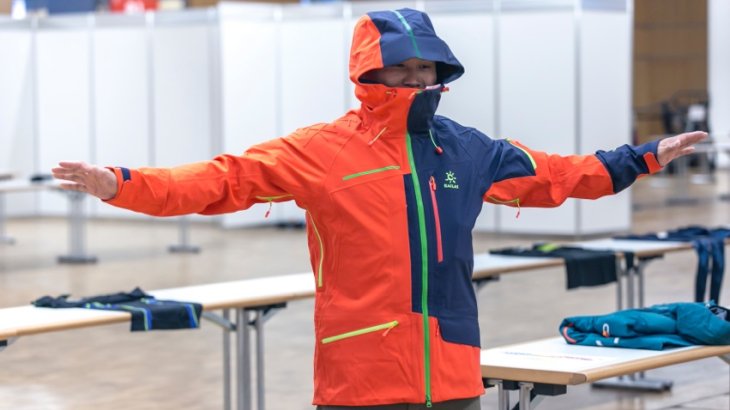 Jurymitglieder des ISPO AWARD 2016 testen eine Jacke.