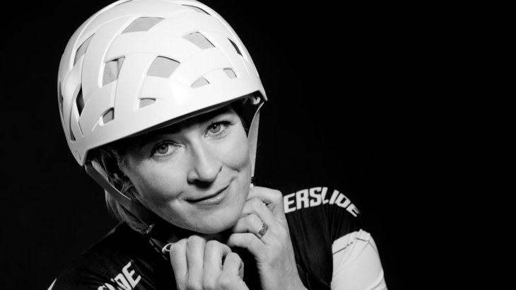 Claudia Pechstein präsentiert den neuen Rockwell Helm