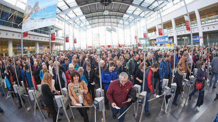 Punkt 10 Uhr geht es los: Der erste Besucher betritt die f.re.e