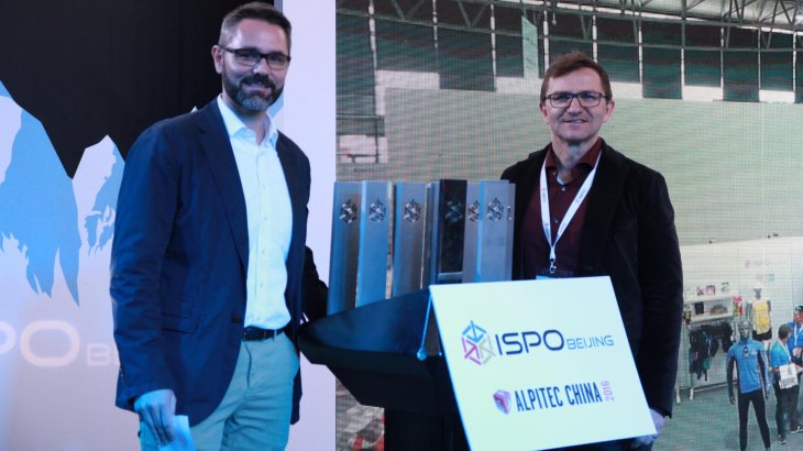 Das Tempo ist hoch bei der ISPO BEIJING. Schon steht das nächste Highlight an: Die Verleihung des ISPO AWARD Asian Products. Tobias Gröber (l.) und Bernhard Heinz, Inhaber der Agentur Pascher und Heinz, stehen für die Übergabe der Preise bereit