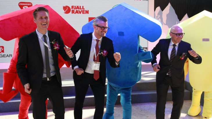 Thomas Loeffler, Armin Hilpold und Klaus Dittrich posieren mit den Maskottchen der Messe. Die Arrows sind den Pfeilen des ISPO Logos nachempfunden.