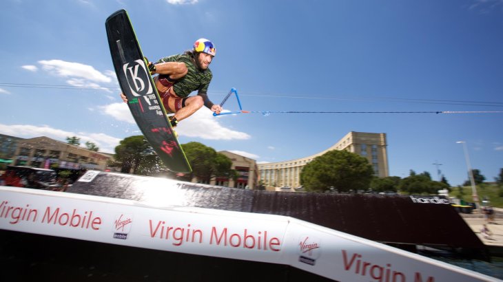 Nass wird es, wenn die Wakeboarder mit ihren Sprüngen am begeisterten Publikum vorbei fliegen.