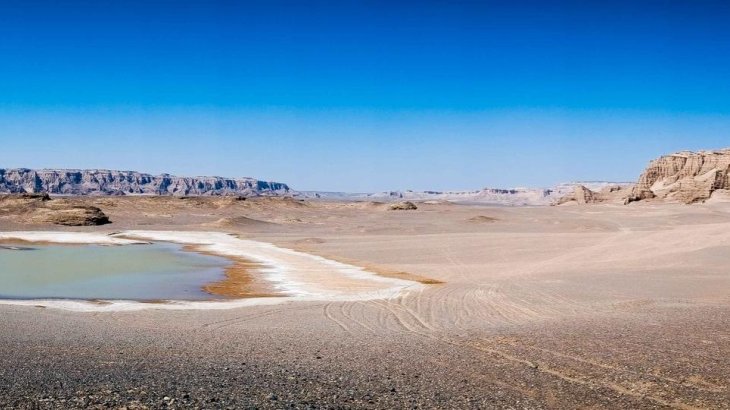 Wer sich spontan an das Death Valley in den USA erinnert fühlt, liegt nicht so falsch. Hitze und Trockenheit sind absolut vergleichbar