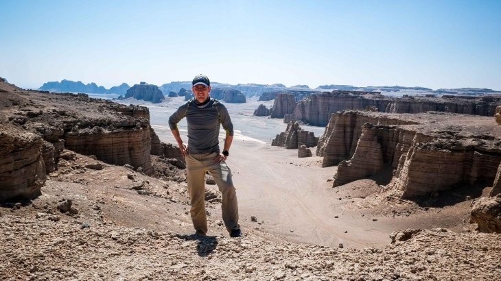 Thomas Bohne beim Festlegen der einzelnen Etappen für das Gobi March Rennen