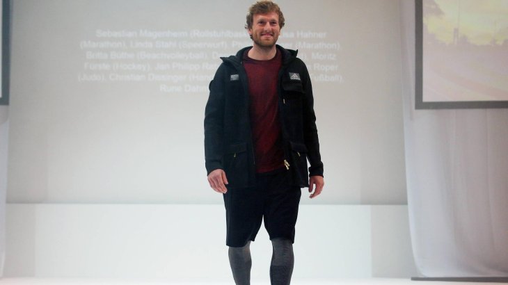 Ist das noch modisch, oder doch fehl am Platz? Jan Philipp Rabente im Outfit für die Eröffnungsfeier in bunten Schuhen und Leggings unter der kurzen Hose.