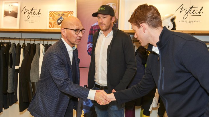 Messechef Klaus Dittrich und Bode Miller auf dem Stand von Aztech Mountain