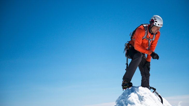 Dani Arnold: Der 1984 geborene Schweizer ist vor allem mit seinen Speedclimbing-Projekten berühmt geworden. Mit Landsmann Ueli Steck lieferte er sich ein jahrelanges Duell um den Rekord an der Eiger-Nordwand. 2010 gelang ihm gemeinsam mit zwei Begleitern die erste Winterbesteigung des Torre Egger in Patagonien. Die enorm anspruchsvolle Mixedkletterroute The Hurting in Schottland meisterte Arnold als erster Nicht-Schotte überhaupt.