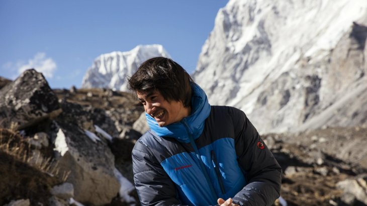 David Lama, Jahrgang 1990, gehört zur neuen Garde der Extremkletterer. Der Österreicher mit nepalesischen Vater kletterte bereits mit zehn Jahren seine erste 8a-Route – so früh wie kein anderer. Sein größter Erfolg war dabei die erste freie Begehung der Kompressor-Route am Cerro Torre im Jahr 2012. 2017 bezwang er die Eiger-Nordwand über die Heckmair-Route.