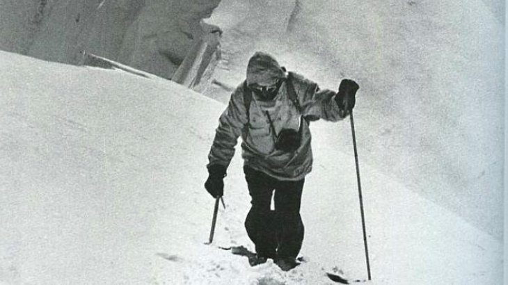 Herman Buhl (1924-1957) was the first who conquered the Nanga Parbat and belonged to the first ascendants of the Broad Peak. In 1957 Buhl fell at the Chogolisa (7654m) and is officially missing ever since. He revolutionised alpinism by ascending with only light baggage. Buhl was the first who mastered the final part of an eight-thousanders on his own and without extra oxygen.