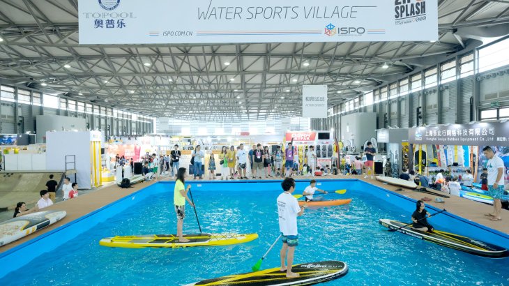 Not a headstand, but standing tall though. Plenty of visitors took the oppurtunity to test the SUP boards 