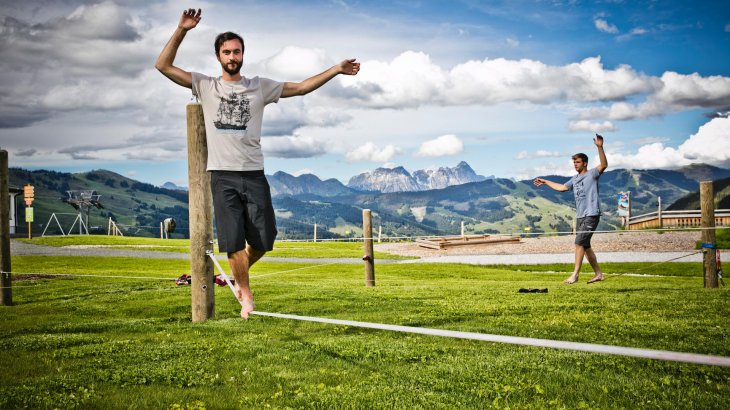 Ganzkörper- und Gleichgewichtstraining für jedermann bietet der Slackline-Parcour