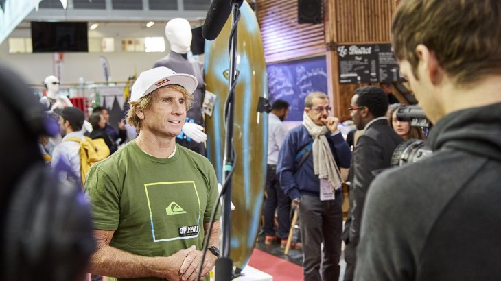 Wo die Branche sich trifft, darf auch Mr. Surf nicht fehlen: Robby Naish auf der ISPO