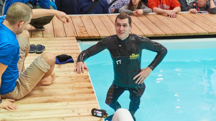 Apnoetauchen im ISPO-Pool: Robert Woltmann (l.) und Peter Durdik (r.)