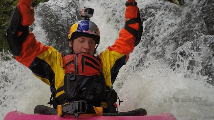 Wenn sich der dreifache Kayak-Weltmeister Dane Jackson das Wildwasser hinabwagt, dann hat er dabei seinen Sponsor Red Bull im Rücken. Aber auch die väterliche Bootsfirma, die ein gesamtes Kayak-Team besitzt, sponsert den US-Amerikaner. Externe Sponsoren hat er übrigens auch: GoPro, Nalgene und verschiedene Kayak-Zubehörfirmen.