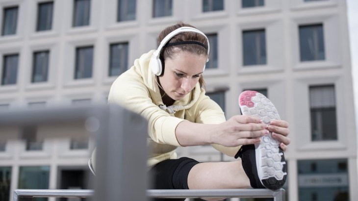 Dehnen nach dem Sport unterstützt die Muskelentspannung. Während des Sports ist Dehnen dann gezielt sinnvoll, wenn sich ein Krampf ankündigt.